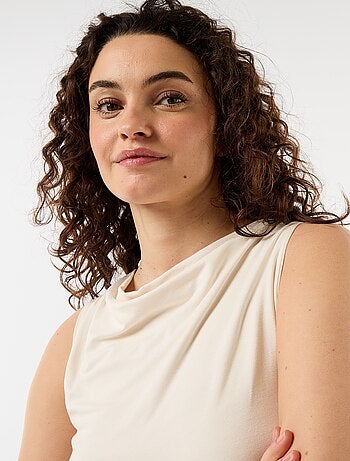 Top sin mangas con escote drapeado