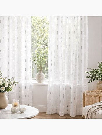Transparente ligero con líneas bordadas