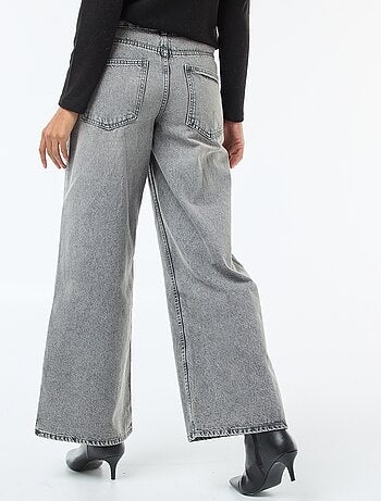 Vaquero ancho con doble abertura abotonada