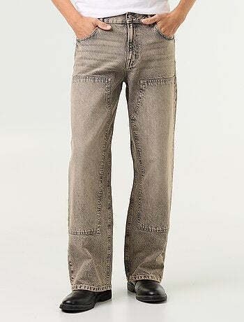 Vaquero baggy liso con apliques de fantasía