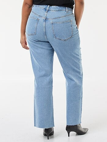 Jean bootcut con bajo deshilachado