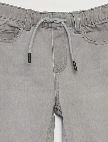 Vaquero con cintura elástica con cordones