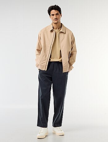 Vaquero con cinturón elástico