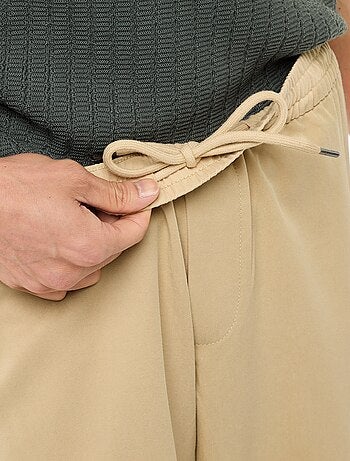 Vaquero con cinturón elástico