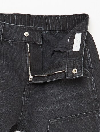 Vaquero con cortes en las rodillas