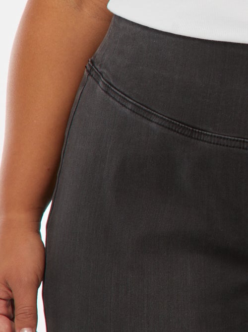 Vaquero con tiro estándar 'Carmakoma' corte flare/bootcut - Kiabi