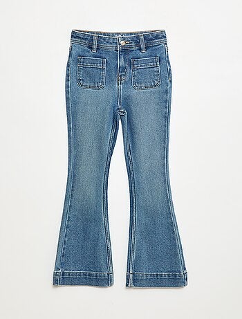 Vaquero corte flare/bootcut con bolsillos de parche