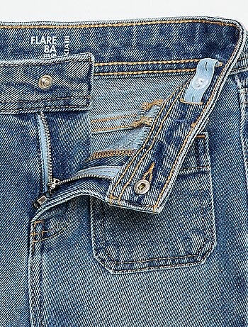 Vaquero corte flare/bootcut con bolsillos de parche