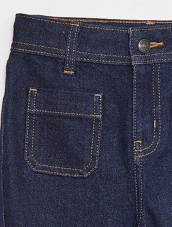 Vaquero corte flare/bootcut con bolsillos de parche