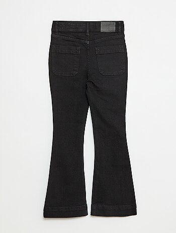 Vaquero corte flare/bootcut con bolsillos de parche