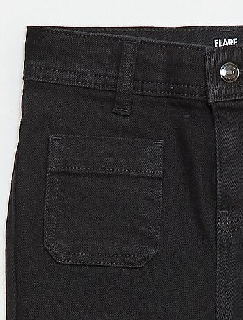 Vaquero corte flare/bootcut con bolsillos de parche