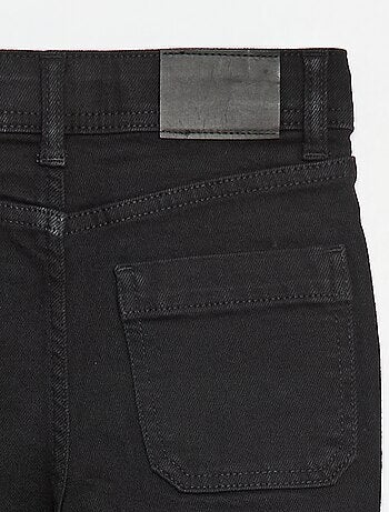 Vaquero corte flare/bootcut con bolsillos de parche