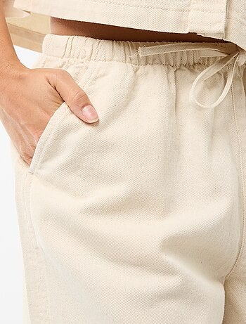 Vaquero corto con cintura elástica