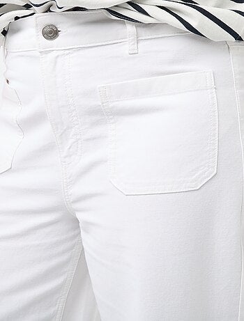 Vaquero de pierna ancha y talle alto con bolsillos de parche delanteros y traseros