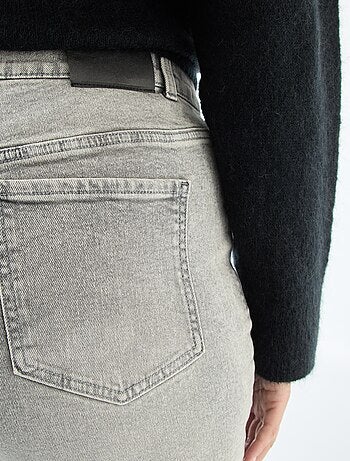 Vaquero de talle alto con strass