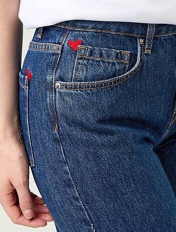 Vaquero de tiro alto corte flare con bordados de 'corazones'