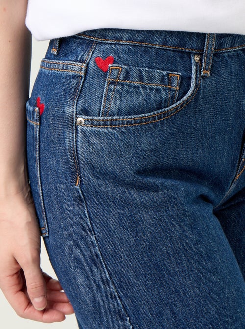 Vaquero de tiro alto corte flare con bordados de 'corazones' - Kiabi