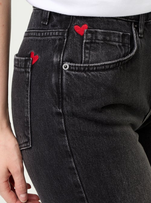 Vaquero de tiro alto corte flare con bordados de 'corazones' - Kiabi