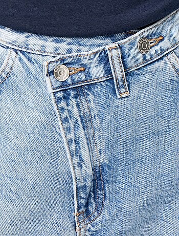 Vaquero wide con tapeta de botones descentrada