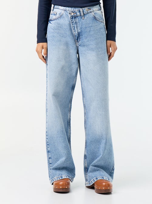 Vaquero wide con tapeta de botones descentrada - Kiabi Vaquero wide con tapeta de botones descentrada - Kiabi