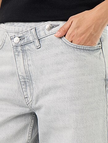 Vaquero wide con tapeta de botones descentrada