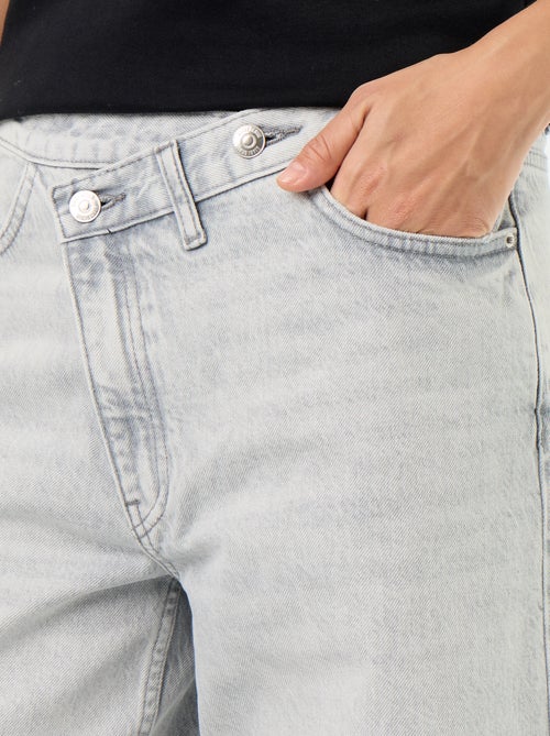 Vaquero wide con tapeta de botones descentrada - Kiabi Vaquero wide con tapeta de botones descentrada - Kiabi
