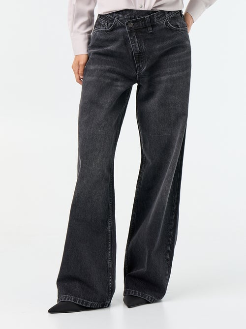 Vaquero wide con tapeta de botones descentrada - Kiabi Vaquero wide con tapeta de botones descentrada - Kiabi