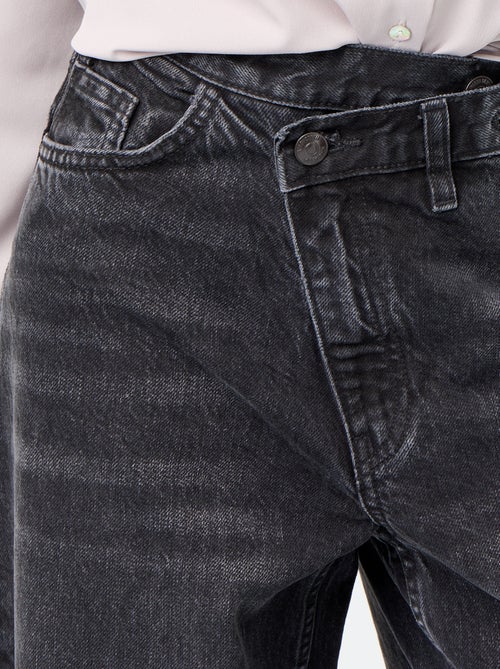 Vaquero wide con tapeta de botones descentrada - Kiabi Vaquero wide con tapeta de botones descentrada - Kiabi