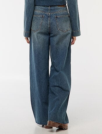 Vaquero wide leg con bajo deshilachado