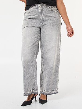 Vaquero wide leg con bajos deshilachados