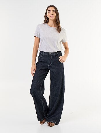 Vaquero wide leg con estrellas bordadas en los bolsillos traseros