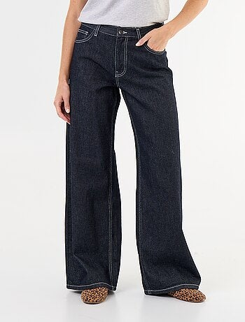 Vaquero wide leg con estrellas bordadas en los bolsillos traseros