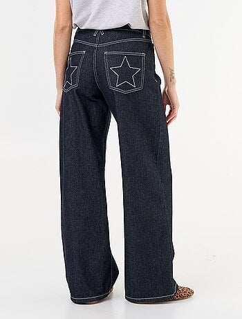 Vaquero wide leg con estrellas bordadas en los bolsillos traseros