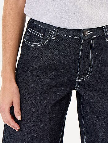 Vaquero wide leg con estrellas bordadas en los bolsillos traseros