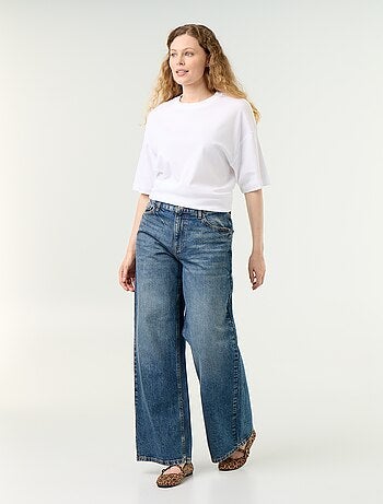 Vaquero wide leg con estrellas bordadas en los bolsillos traseros