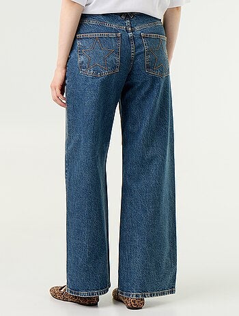 Vaquero wide leg con estrellas bordadas en los bolsillos traseros