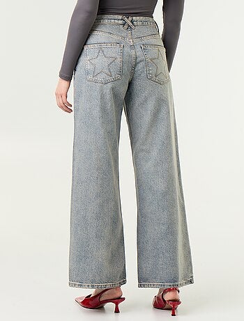 Vaquero wide leg con estrellas bordadas en los bolsillos traseros