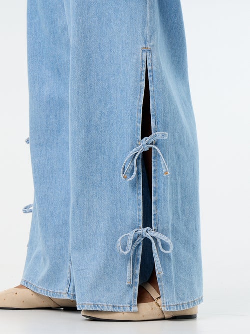 Vaquero wide leg con lazos fantasía en los laterales - Kiabi