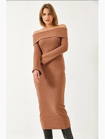 Vestido acanalado con mangas acampanadas y cuello madonna de bianco lucci