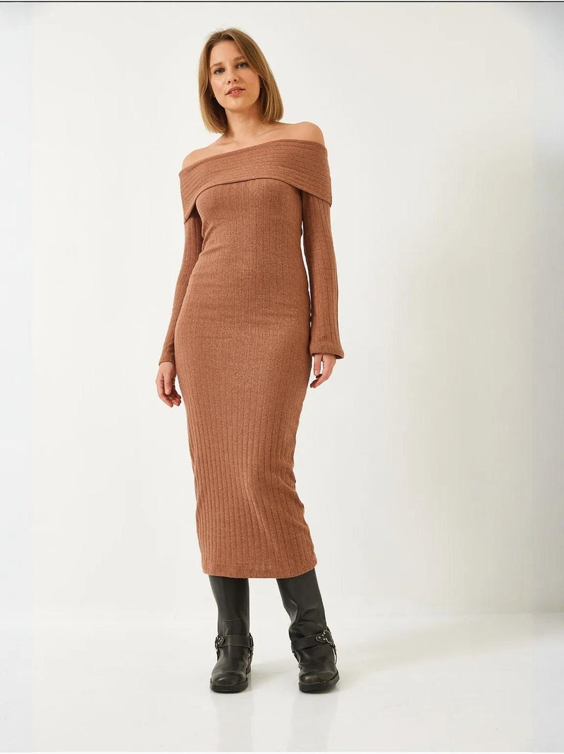 Vestido acanalado con mangas acampanadas y cuello madonna lucci Camel - Kiabi