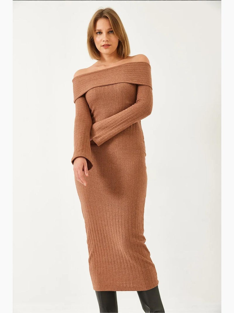 Vestido acanalado con mangas acampanadas y cuello madonna lucci Camel - Kiabi