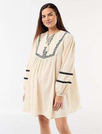 Vestido amplio de maternidad con bordados