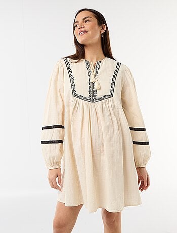 Vestido amplio de maternidad con bordados