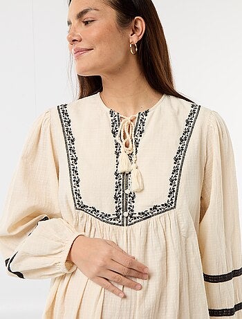 Vestido amplio de maternidad con bordados