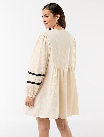 Vestido amplio de maternidad con bordados