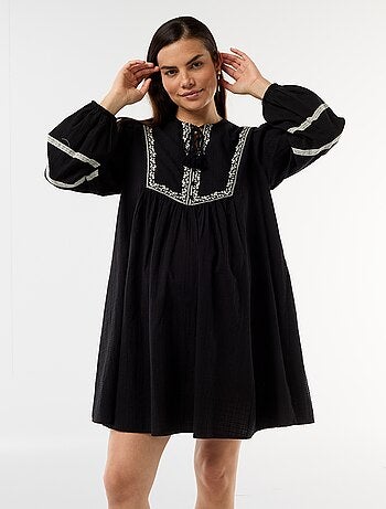 Vestido amplio de maternidad con bordados