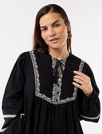 Vestido amplio de maternidad con bordados