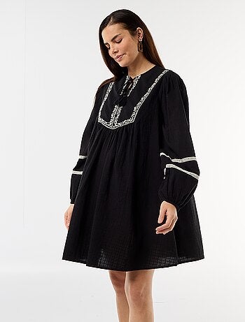 Vestido amplio de maternidad con bordados