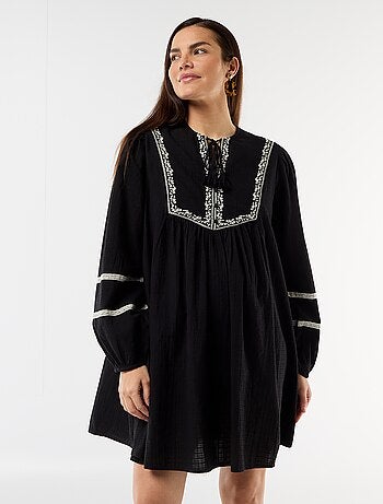 Vestido amplio de maternidad con bordados