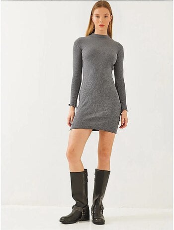 Vestido básico corto de manga larga acanalado con cuello alto lucci